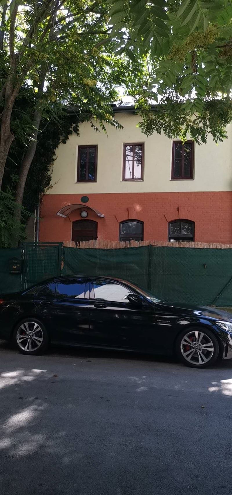 中心别墅带屋前屋后各带院子与小花园
